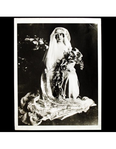 Paul Poiret - Mademoiselle Combe Saint-Macary dans sa robe de mariée (1920) en linge