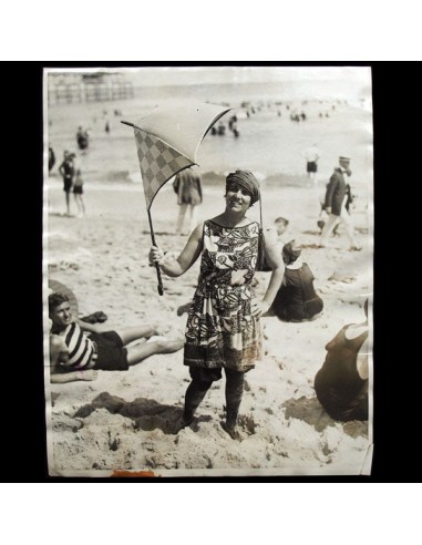 La tenniswoman Claire Cassel à Palm Beach, portrait photographique dans un costume de bain de Paul Poiret (1923) de France