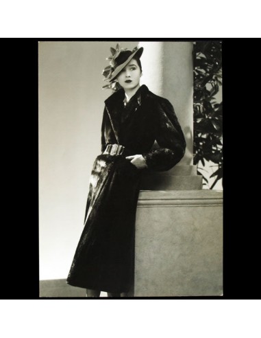 Manteau Oural de Lucien Lelong, chapeau de Suzy, photographie d'époque du studio Dorvyne (circa 1935) les ctes