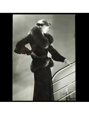 Taileur Blue Fox de Lucien Lelong, chapeau de Suzy, photographie d'époque du studio Deutsch (circa 1935) Les êtres humains sont 