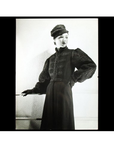 Manteau d'astrakan de Lucien Lelong, photographie d'époque du studio Deutsch (circa 1935) En savoir plus