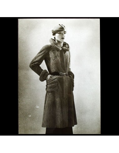 Manteau Croquette de Lucien Lelong, chapeau de Suzy, photographie d'époque du studio Deutsch (circa 1935) Comparez plus de prix