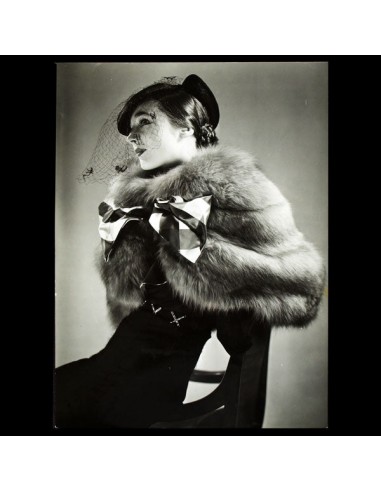 Robe Longchamp de Lucien Lelong, chapeau de Suzy, photographie d'époque du studio Deutsch (circa 1935) de l' environnement