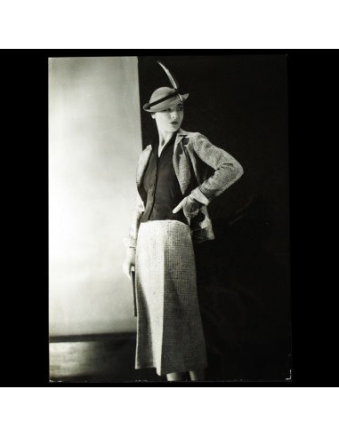 Tailleur Stop de Lucien Lelong, chapeau de Suzy, photographie d'époque du studio Deutsch (circa 1935) français