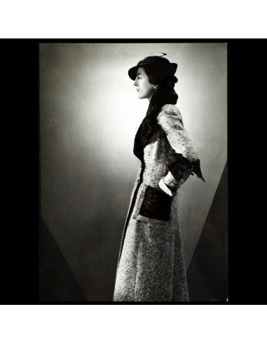 Redingote Minouche de Lucien Lelong, chapeau de Suzy, photographie d'époque du studio Luigi Diaz (circa 1935) Livraison rapide