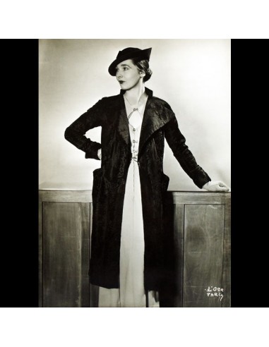 Manteau de Lucien Lelong, photographie d'époque de D'Ora (circa 1935) la colonne vertébrale