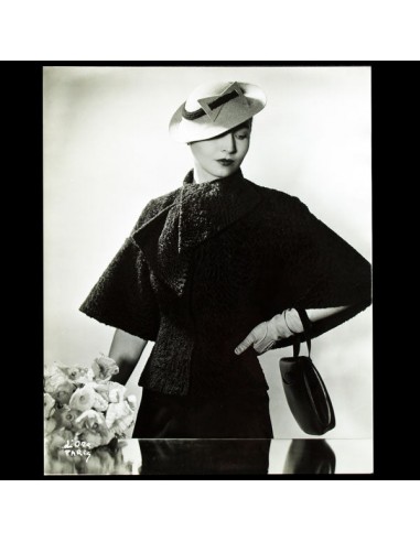 Manteau d'astrakan de Lucien Lelong, photographie d'époque de D'Ora (circa 1935) l'achat 