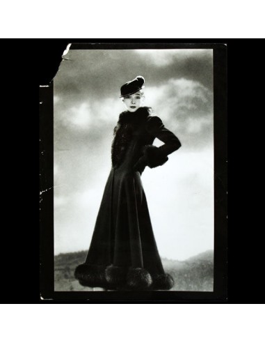 Manteau Artaban de Lucien Lelong, chapeau de Suzy, photographies d'époque du studio Pestre (circa 1935) Comparez et commandez 