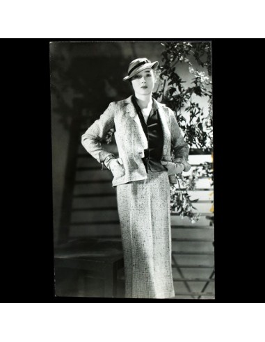 Tailleur de Lucien Lelong, photographie d'époque de Harry Meerson (circa 1935) Par le système avancé 