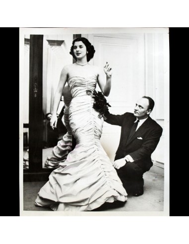 Pierre Balmain en essayage avec Janine Holland, the maid of cotton (1951) l'achat 