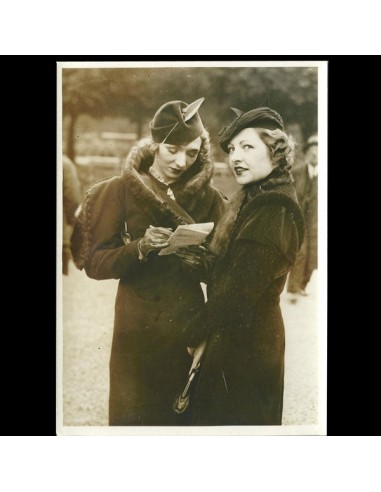 Deux Femmes Elégantes, la mode à Longchamp, photographie de l'agence Meurisse (circa 1935) chez Cornerstreet bien 