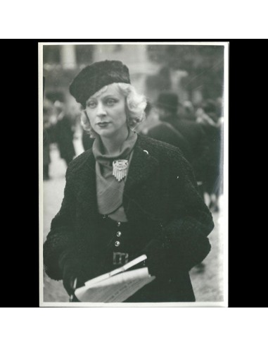 Une Femme Elégante, la mode des fourrures, photographie de l'agence Meurisse (circa 1935) 2 - 3 jours ouvrés.